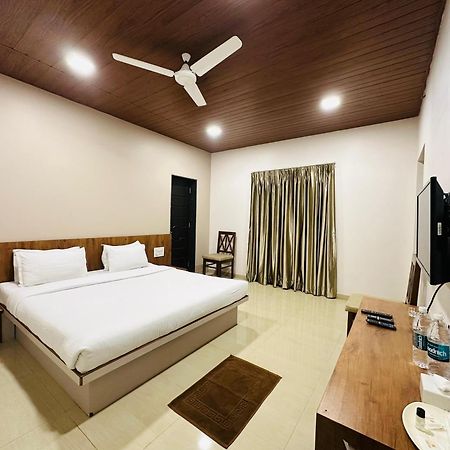 Hotel Grand Indu, 3 Star コールハープル エクステリア 写真