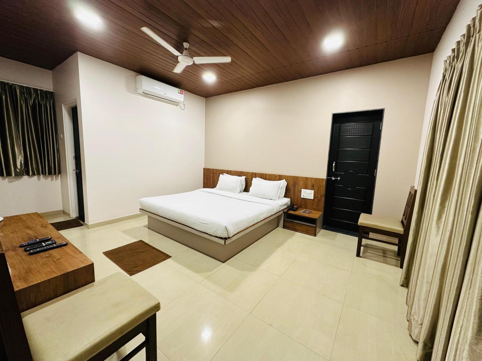 Hotel Grand Indu, 3 Star コールハープル エクステリア 写真